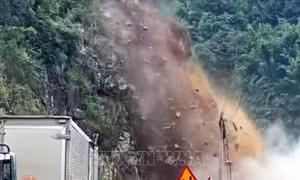 Sơn La: Sạt lở đá nghiêm trọng, giao thông ùn tắc cục bộ