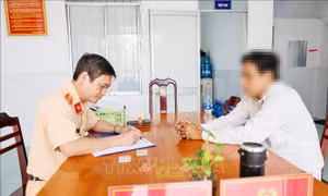 Cảnh sát Giao thông kịp ngăn nam thanh niên định nhảy cầu Cần Thơ 