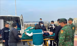 Mở 'luồng xanh' cho xe cứu thương cấp cứu bệnh nhân vì mục đích nhân đạo