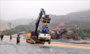 Hà Tĩnh cấm lưu thông trên tuyến đường ven biển do sạt lở nghiêm trọng