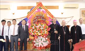 Phó Thủ tướng Trần Lưu Quang thăm, chúc mừng Giáng sinh tại Đồng Nai