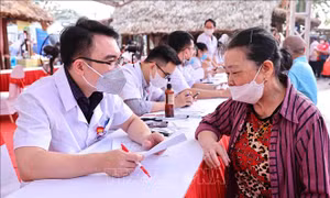 Hội Thầy thuốc trẻ Việt Nam khám miễn phí cho hàng ngàn người dân Thủ đô 