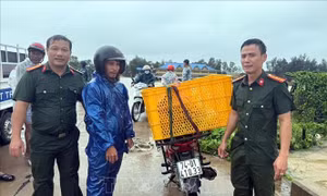 Bão số 10: Quảng Trị đã có 4 người mất tích, bị thương và 8 nhà dân tốc mái