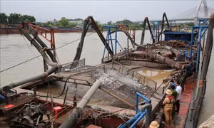 Bắt quả tang phương tiện đang khai thác cát trái phép trên sông Đào