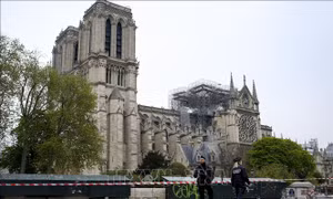 Dựng tạm một gian thánh đường ở sân trước Nhà thờ Đức Bà Paris vừa bị cháy