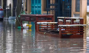 Nước sông Hồng dâng nhanh, nhiều vùng ven sông ở Hà Nội ngập nặng