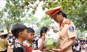 Ngày hội 'Trung thu yêu thương' đến với trẻ vùng biên ở Đắk Lắk