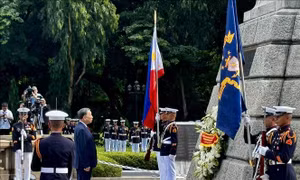 Tổng Bí thư, Chủ tịch nước Tô Lâm dâng hoa tại Đài tưởng niệm anh hùng dân tộc Jose Rizal (Philippines)
