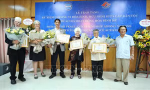 Trao Kỷ niệm chương 'Vì hòa bình, hữu nghị giữa các dân tộc' cho các nhà hoạt động hòa bình Mỹ 