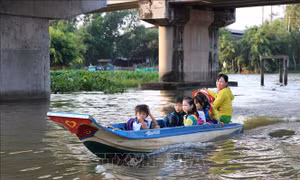 Gian nan đến trường nơi vùng lũ Long An