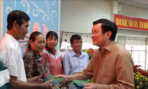 Nguyên Chủ tịch nước Trương Tấn Sang vận động trao 1.000 phần quà Tết cho hộ khó khăn