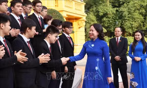 Phó Chủ tịch nước gặp mặt các học sinh đoạt giải Olympic và Khoa học kỹ thuật quốc tế 