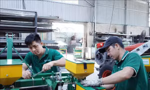 Nông dân trẻ đam mê sáng tạo máy nông nghiệp