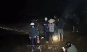 Tìm kiếm người dân bị nước cuốn trôi