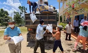 Cần Thơ gửi hàng nghìn tấn quà tình nghĩa tới bà con gốc Việt tại Campuchia