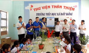  Trao tặng Tủ sách Đinh Hữu Dư cho các điểm trường khó khăn ở Gia Lai