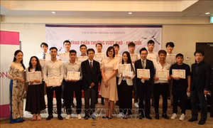 Trao quà khuyến học cho các thực tập sinh Việt Nam tại Nhật Bản giỏi tiếng Nhật 