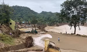Nghệ An: Gian nan hành trình tiếp cận bản cô lập nơi tâm lũ