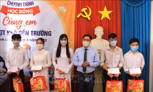 Vĩnh Long: Trao học bổng cho học sinh có hoàn cảnh khó khăn