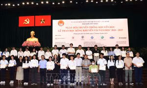 Trao học bổng khuyến tài cho các sinh viên