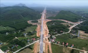 Thủ tướng yêu cầu đẩy nhanh giải phóng mặt bằng cho các dự án đường bộ cao tốc