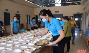 Những bữa cơm ấm lòng người trong khu cách ly