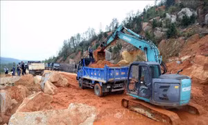 San gạt đất khắc phục sạt lở tuyến đường ven biển Hà Tĩnh