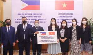 Trao tặng 200 tấn gạo hỗ trợ Philippines khắc phục hậu quả bão Rai