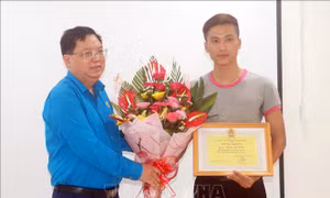 Tặng bằng khen cho anh Nguyễn Đức Chính dũng cảm cứu người giữa dòng nước xiết