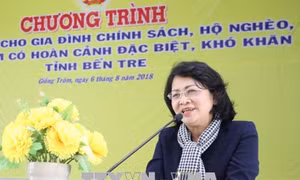 Phó Chủ tịch nước trao quà tặng gia đình chính sách và trẻ em khó khăn tỉnh Bến Tre
