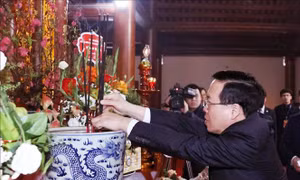 Chủ tịch nước dâng hương và khai bút đầu Xuân tại Khu lưu niệm Nguyễn Trãi
