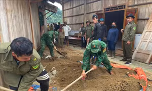 Di chuyển nguyên vẹn 4 ngôi nhà vùng nguy cơ sạt lở núi đến nơi an toàn