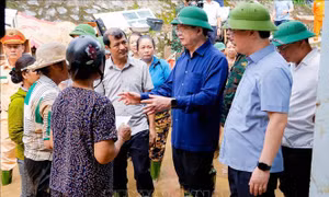 Phó Thủ tướng Mai Văn Chính: Không để người dân nào bị đói, khát, cô lập trong lũ lụt