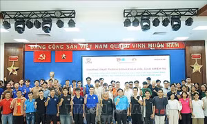 Tuổi trẻ xung kích hỗ trợ người dân vùng bão lũ Khánh Hòa