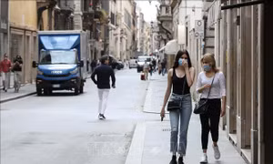 Italy liên tiếp ghi nhận số ca mắc mới COVID-19 ở mức trên 100.000 ca