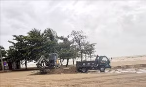 Lợi dụng bão số 10 để khai thác cát biển trái phép ở Sầm Sơn