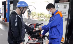 Cử tri kiến nghị giảm thêm thuế, phí xăng dầu để hỗ trợ doanh nghiệp