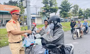 Tặng nước, khăn lạnh cho người dân trên đường về thành phố sau kỳ nghỉ lễ