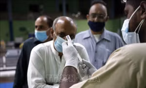 Pakistan cấm đi lại bằng đường hàng không đối với người chưa tiêm vaccine 