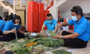 Nhiều hoạt động chăm lo cho người lao động khó khăn, lực lượng tuyến đầu chống dịch