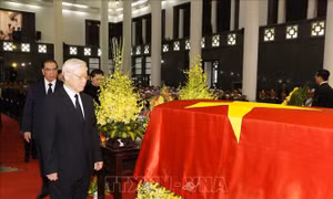 Lãnh đạo và nguyên lãnh đạo Đảng và Nhà nước đi quanh linh cữu Chủ tịch nước Trần Đại Quang