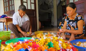 Sắc Tết ở làng hoa giấy Thanh Tiên