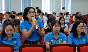 Quyền khởi kiện doanh nghiệp nợ bảo hiểm xã hội nên giao cho công đoàn cấp trên