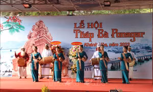 Lễ hội Tháp Bà Ponagar tưởng nhớ Thiên Y Thánh Mẫu Ana