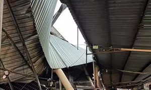 Dông, lốc gây thiệt hại nhiều căn nhà của người dân ở vùng biên