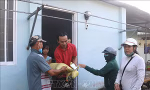 Vĩnh Long: Hỗ trợ người dân sau vụ sạt lở bờ sông Cổ Chiên
