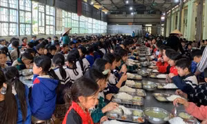 Tháo gỡ khó khăn trong công tác chăm sóc, giáo dục học sinh dân tộc bán trú