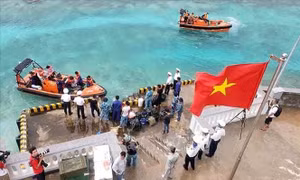 Thăm và tặng quà cán bộ, chiến sĩ trên đảo Sinh Tồn Đông