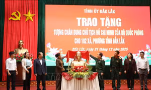 Đắk Lắk: Trao tặng Tượng chân dung Chủ tịch Hồ Chí Minh cho 102 xã, phường