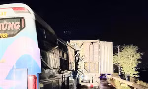Ninh Thuận: Va chạm giữa xe khách và xe container, 2 người tử vong